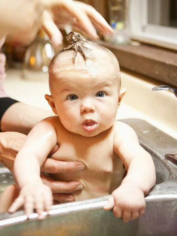 i-was-horrified-to-see-my-mil-bathing-my-son-in-a-sink,-where-we-wash-the-dishes 