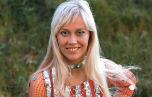 sit-down-before-you-witness-agnetha-faltskog,-who-rose-to-fame-with-“abba,”-at-age-72.