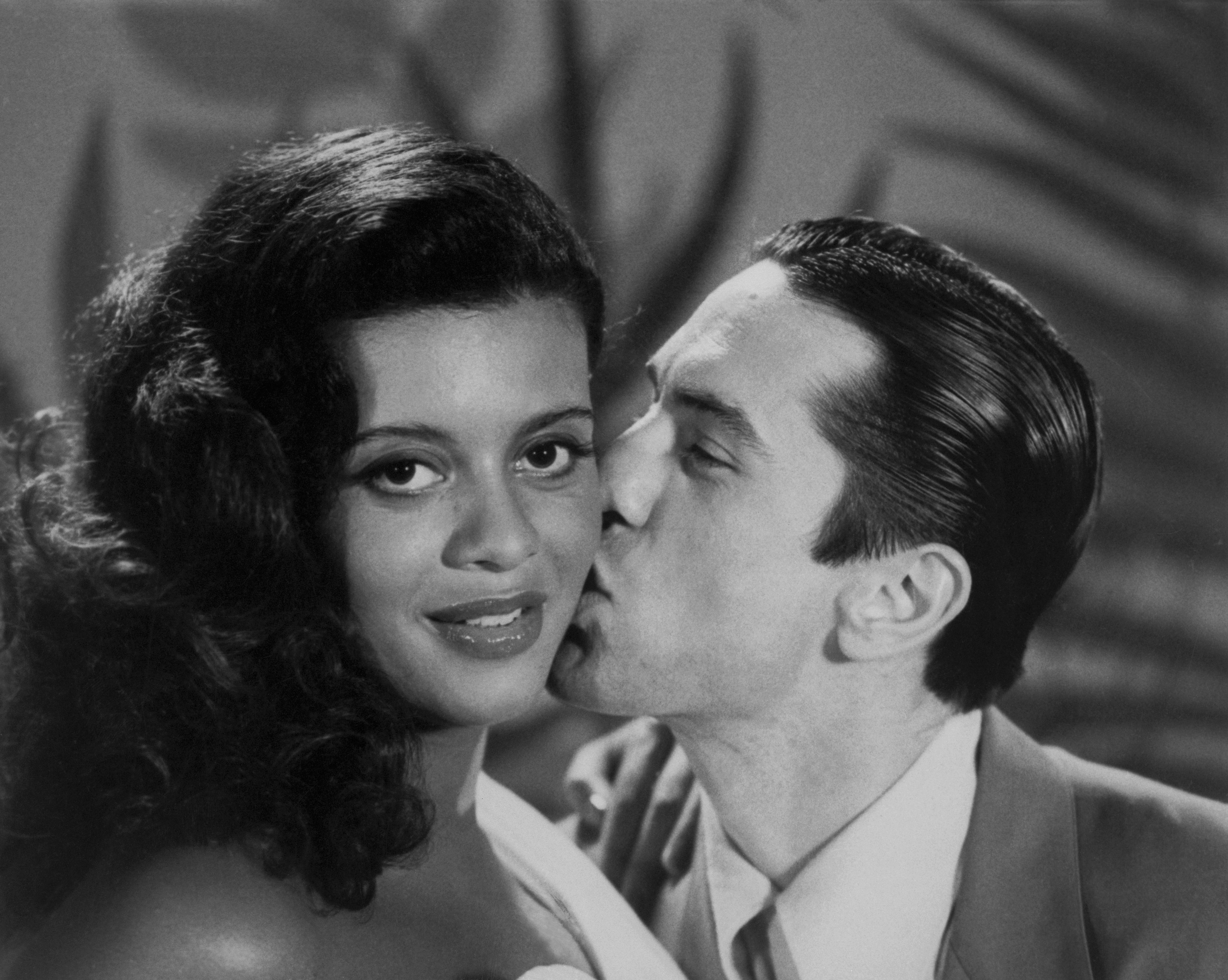 Robert De Niro kisses his wife, Diahann Abbott, on the set of the film 