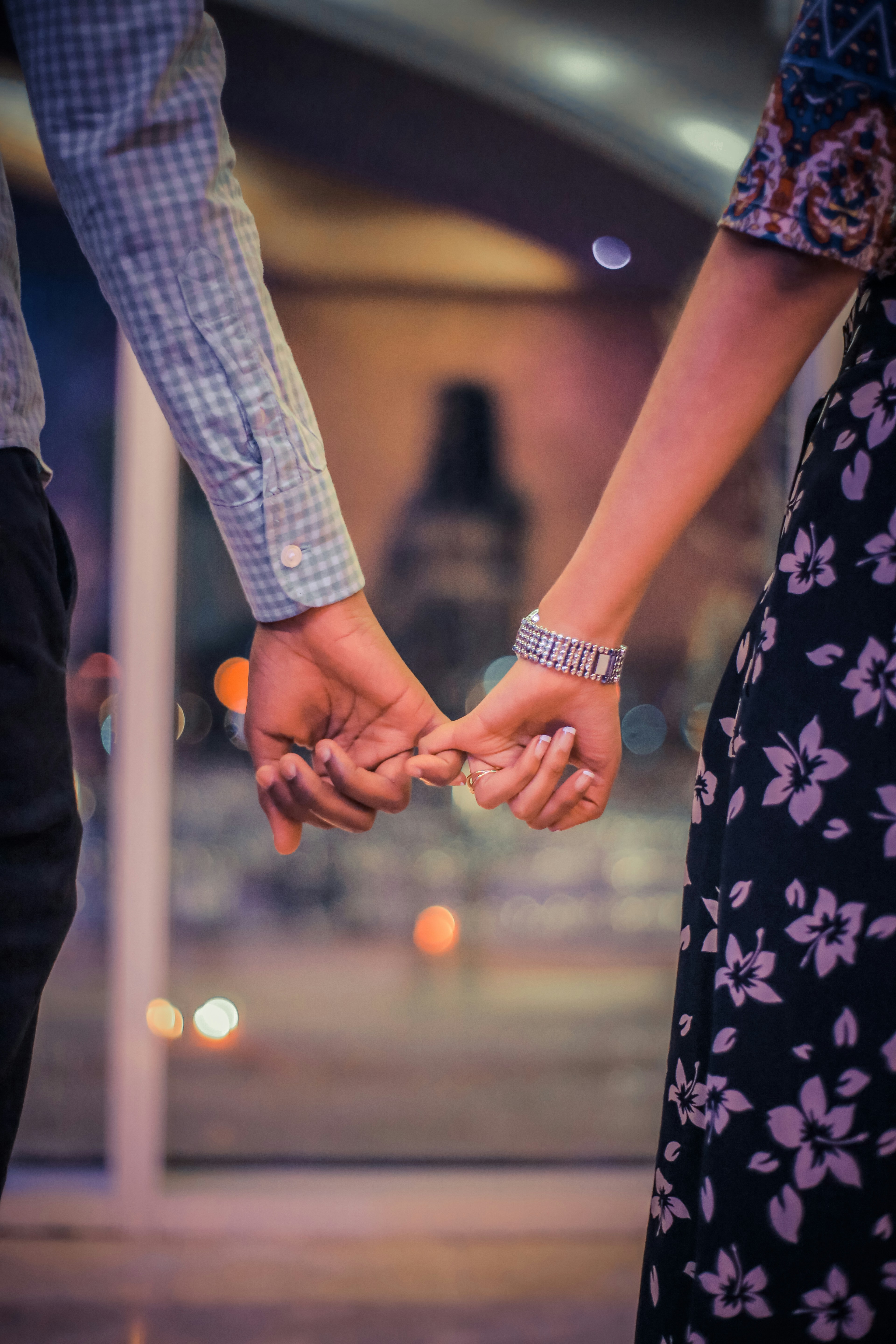 A couple holding hands | Source: Unsplash